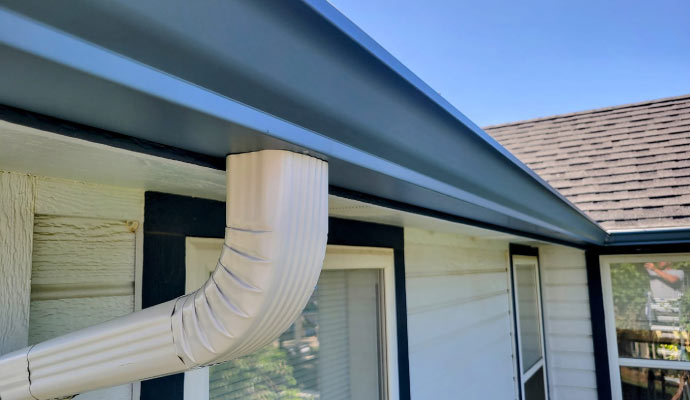 A house gutter system with a downspout